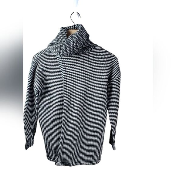 Cabi Fergie Chunky Black & White Sweater - Picture 3 of 8